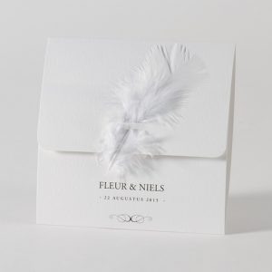 Witte pochette met pluimpje