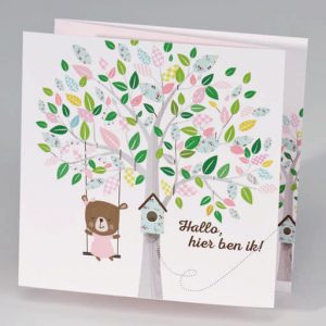 Drieluik schommelende beer aan kleurrijke boom - meisje