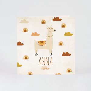 Vrolijke alpaca geboortekaart met wolkjes