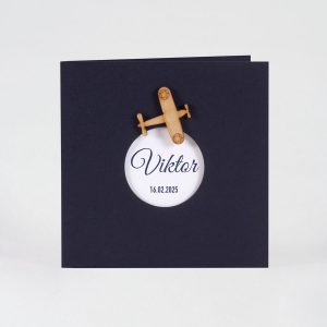 Donkerblauwe geboortekaart met houten vliegtuigje en uitkap voor naam