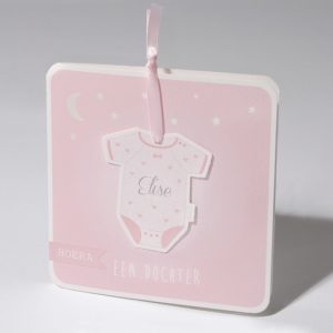 Geboortekaartje rompertje aan roze lint