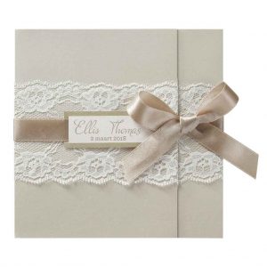 Romantische trouwkaart in champagne kleur met kant en lint
