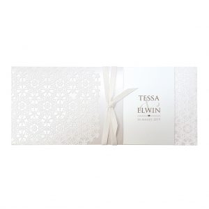 Elegante pochette trouwkaart in parelmoer papier met suède inkt en luxe lintje